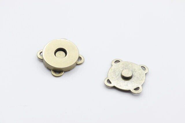 ダイソーの取り付け簡単なマグネットボタン