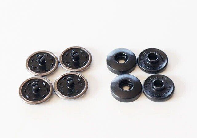 ダイソーのワンタッチホックのガンメタリックカラー