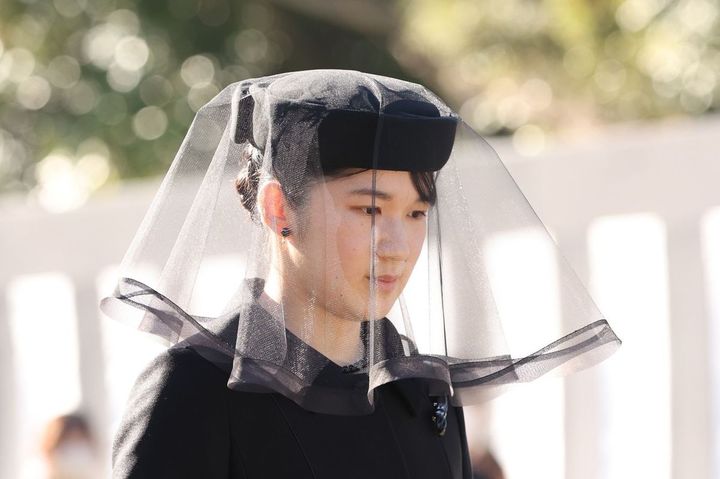 三笠宮妃百合子さまの「斂葬の儀」で、葬場に向かわれる天皇、皇后両陛下の長女愛子さま＝2024年11月26日、東京都文京区の豊島岡墓地