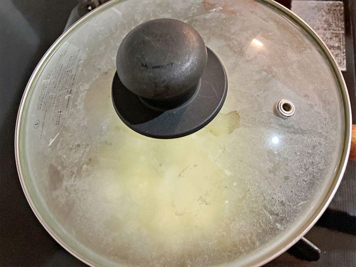 フタをして煮る