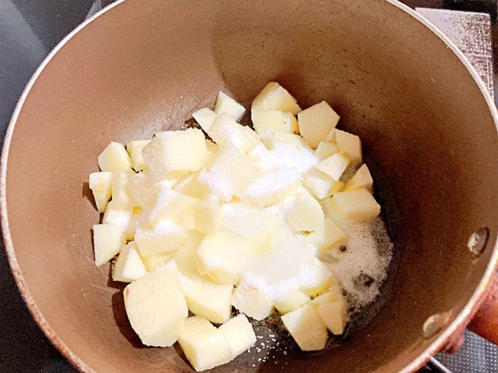 鍋でりんごを煮る