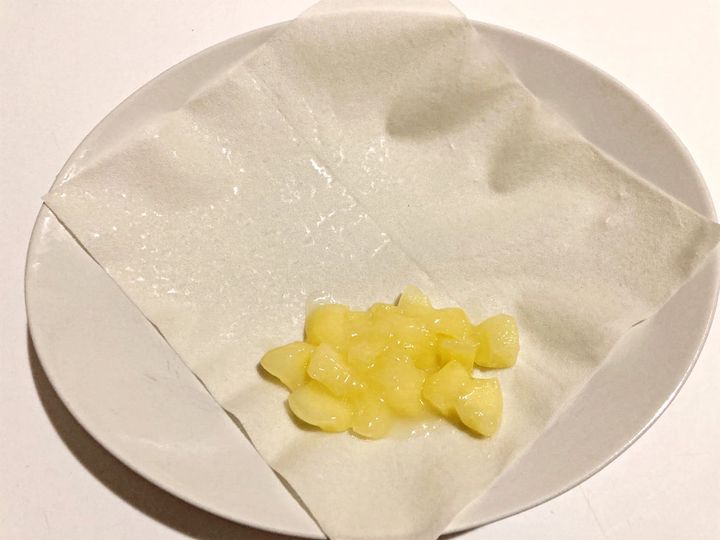 春巻きの皮にりんごフィリングをのせる