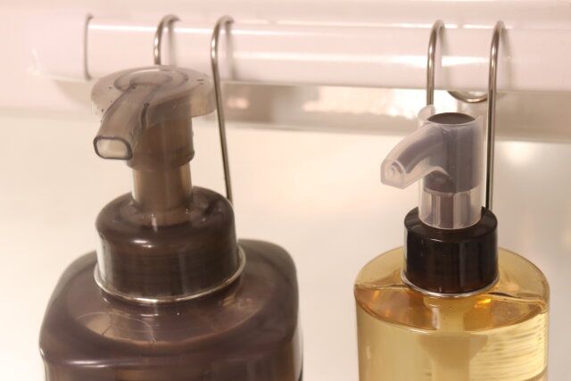 セリア ハンギングステンレススリムボトルホルダー ハンギングステンレス泡ボトルホルダー 使用例