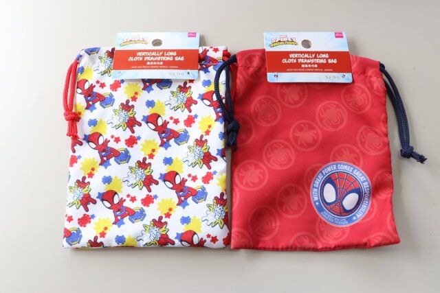 ダイソーの縦長布巾着（スパイディ）のパッケージ