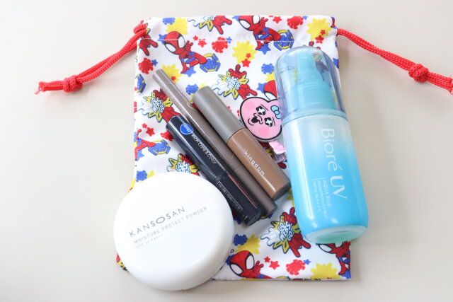 ダイソーのコスメが入る縦長布巾着（スパイディ）