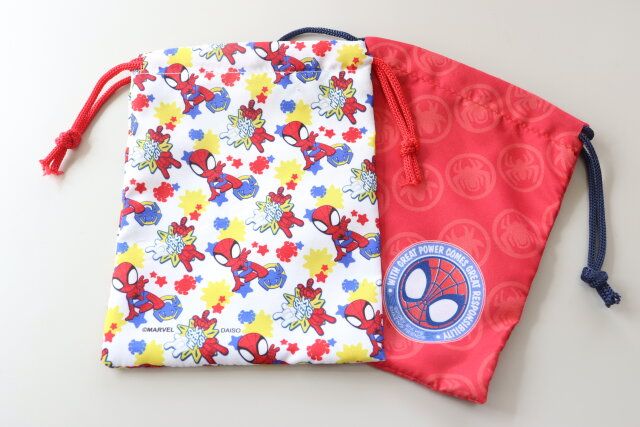 ダイソーのマーベル作品の縦長布巾着（スパイディ）