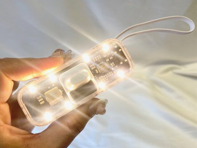 3COINS LEDライト付きクリアモバイルバッテリー ライト点灯