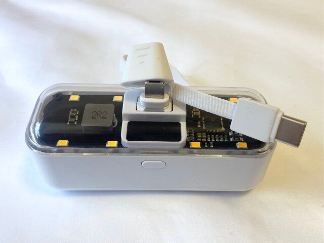 3COINS LEDライト付きクリアモバイルバッテリー