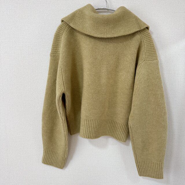 GU パフィータッチビッグカラーセーター 後ろ側