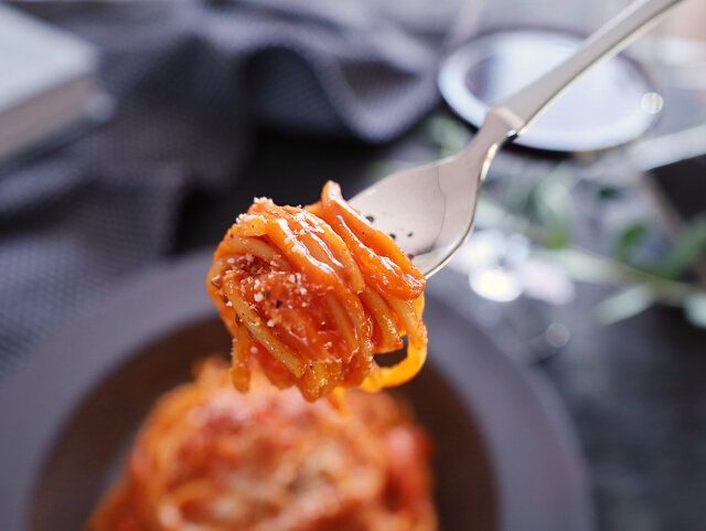 大人の濃厚ワンパンナポリタン 完成 フォークに巻く