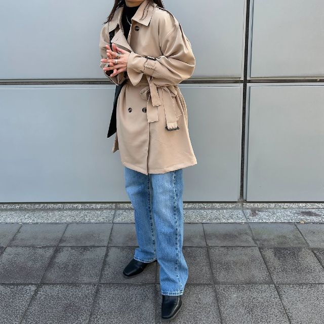 トレンチコートとUNIQLOのストレートジーンズを着たコーデ