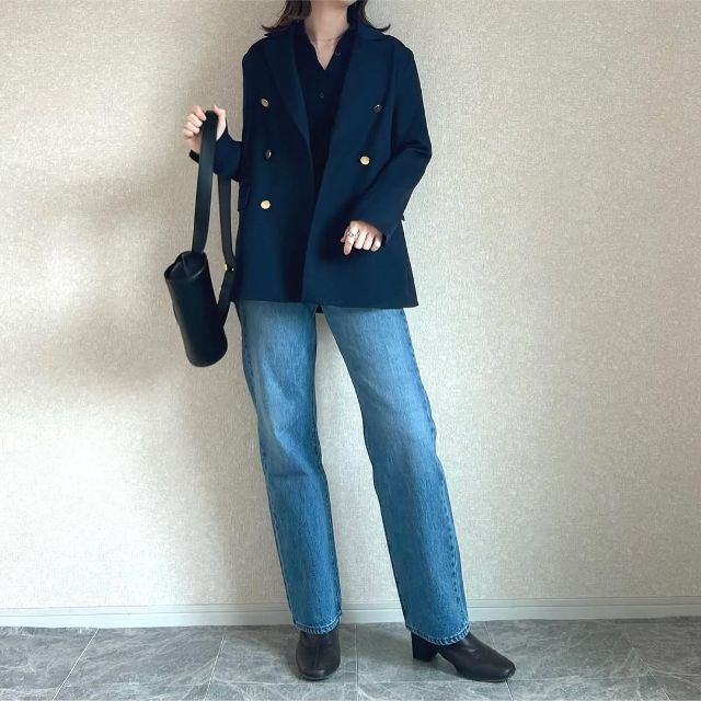 ジャケットとUNIQLOのストレートジーンズを着たコーデ