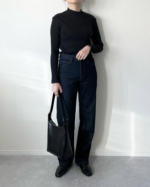 ニットとUNIQLOのストレートジーンズを着たコーデ