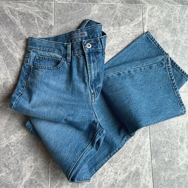 UNIQLOのストレートジーンズ