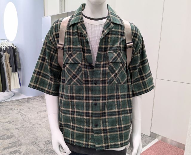 グリーンのオープンカラーボクシーチェックシャツを着たマネキン