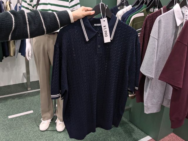 ネイビーの襟付きメッシュニットシャツ