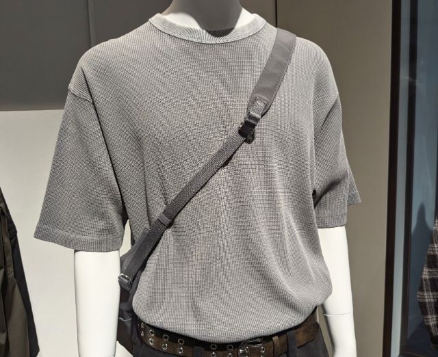 グレーのボクシーTを着たマネキン