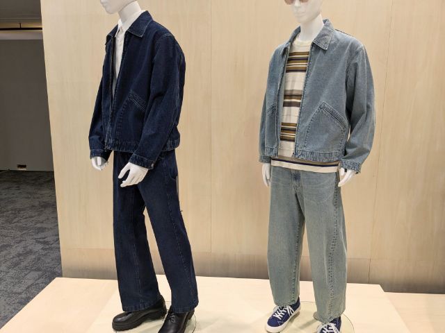 デニムジップアップジャケットを着たマネキン