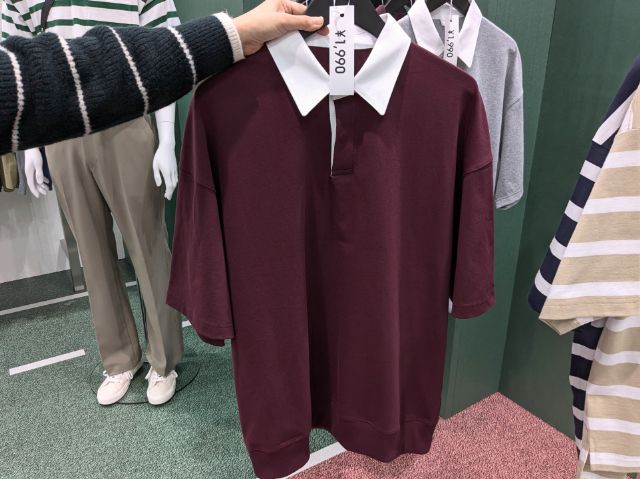 ワインレッドの襟付きシャツ