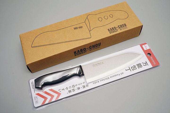 パッケージに入った状態のののじの「かぼーちょう」とダイソーの「ニューギャラクシー万能包丁」。切れ味を比べてみました。