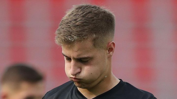 蹴り飛ばし、喉輪、顔面掌底の蛮行…大荒れレッドカードの25歳代表選手、8試合の出場停止