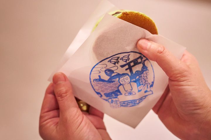 テイクアウトできるように、鎌倉モチーフのイラストがかわいい包み紙も付いている