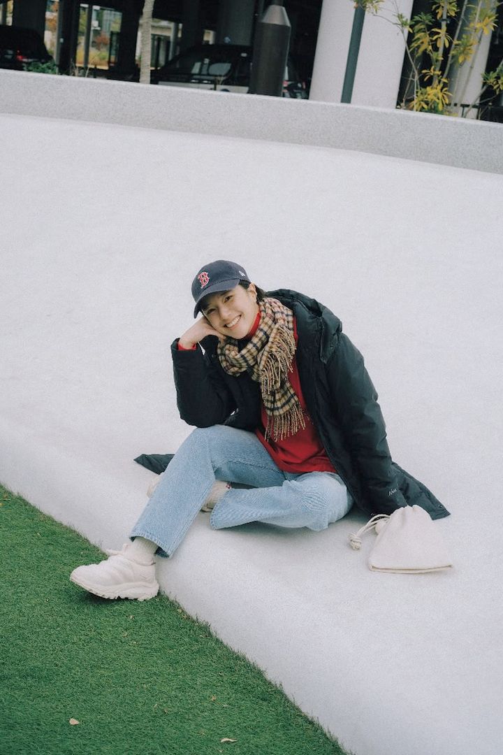 冴える赤ニットを忍ばせて瞬時に今っぽくアップデート