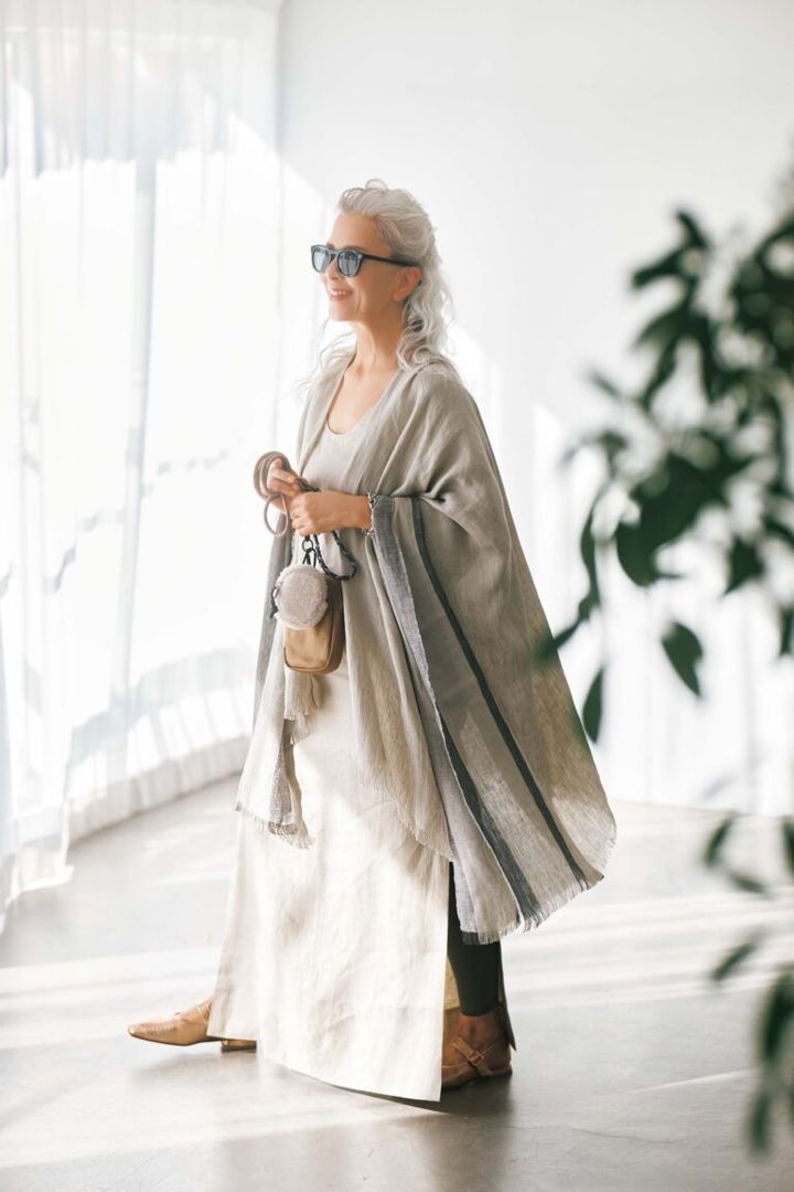 ポンチョ¥27,000（2月末発売）、ワンピース¥23,000（2月末発売）／ともにバナナ・リパブリック、ポシェット¥1,990、サングラス¥990／ともにジーユー、ブレスレット¥52,800／バブルス（ズットホリック）、靴¥25,300／ヒミコ、レギンス／アンナさん私物