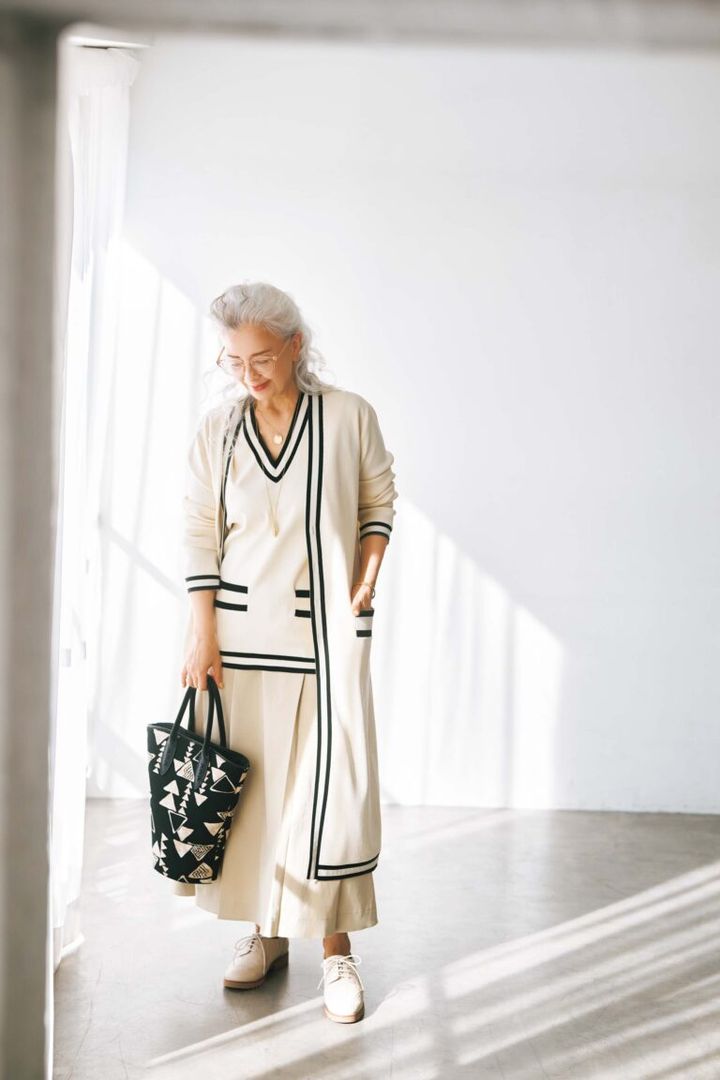 カーディガン¥132,000、ベスト¥96,800／ともにマディソンブルー、スカート¥15,000／プラステ、メガネ¥990／ジーユー、バッグ¥42,900／ハリス デュラックス（金万）、ロングネックレス¥13,200／チビジュエルズ（チビジュエルズ・ジャパン）、ショートネックレス¥19,800／ジゼルベー（ズットホリック）ブレスレット¥39,600／アビステ、靴¥16,500／ヒミコ