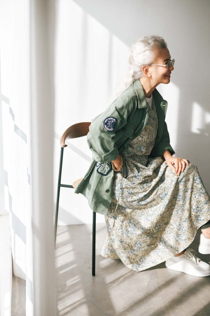 ジャケット¥154,000、ワンピースの下に着たTシャツ¥31,900／ともにマディソンブルー、ワンピース¥46,200／ラプレ（金万）、サングラス¥990／ジーユー、ブレスレット¥45,760／ソコ（ズットホリック）、スニーカー¥19,800／ヒミコ、レギンス／アンナさん私物