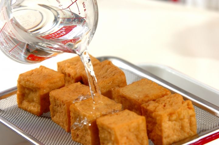 玉ネギと厚揚げの煮物の下準備1