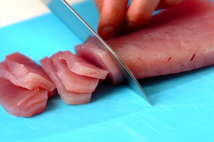 漬けマグロとめかぶの丼の下準備1