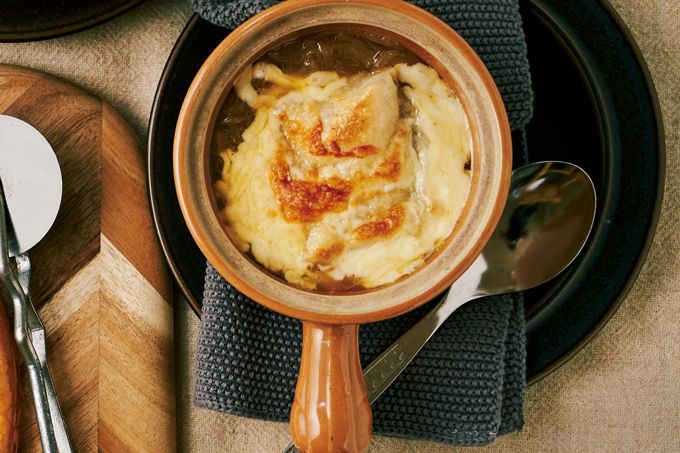 これ1品でもOK！ バゲットのかわりに「おもち」でつくる「オニオングラタンスープ」。の画像1