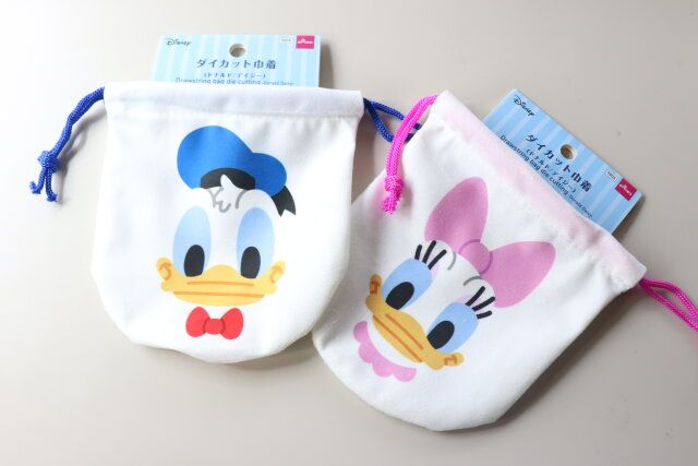 ダイソーのダイカット巾着のドナルドとデイジー