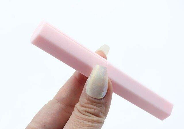 ダイソーのコンパクトハサミ（六角形、ピンク）1