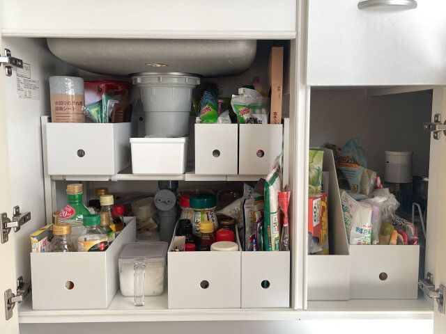 狭い収納スペースの活用方法 シンク下は2段に積み上げて