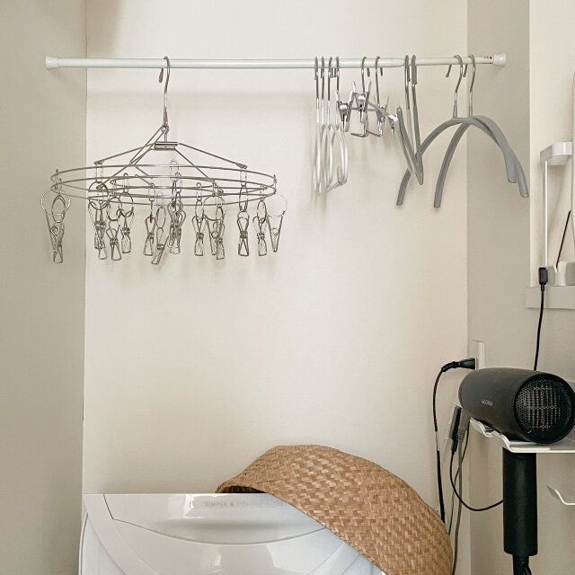 狭い収納スペースの活用方法 洗濯機の上のスペース 突っ張り棒を活用 ハンガーを掛ける