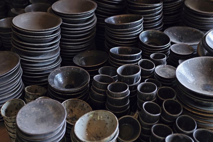 陶芸家・小野象平の工房内にある作品のストック
