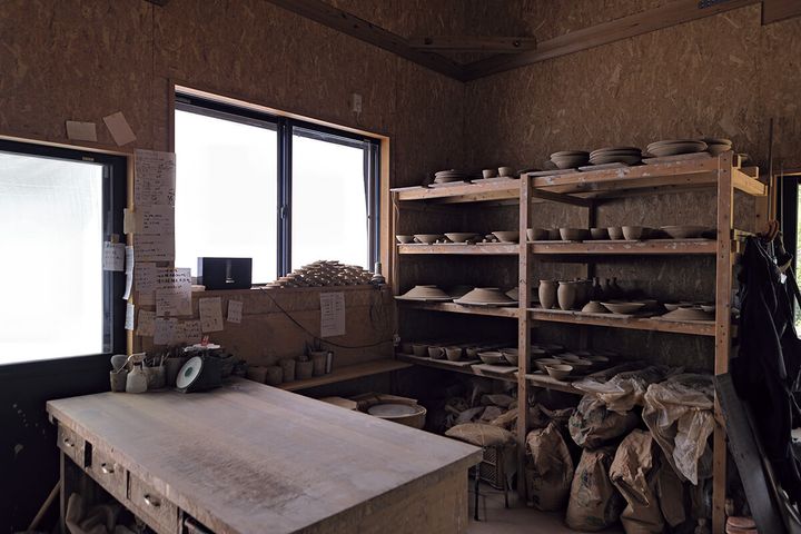 陶芸家・小野象平の工房内