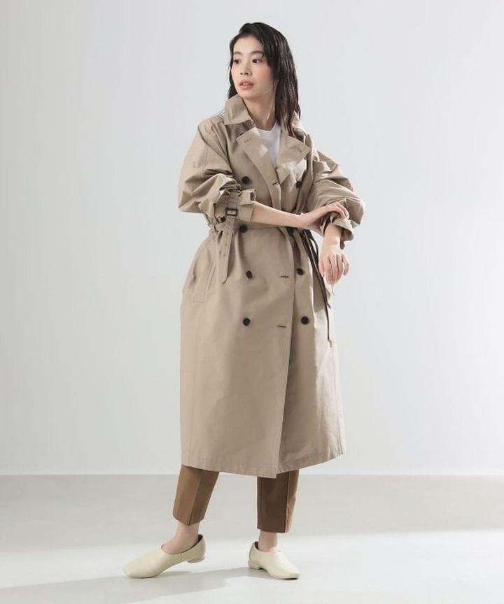 画像: ドルマンスリーブ風 トレンチコート〈AK+1〉¥46,200 www.beams.co.jp