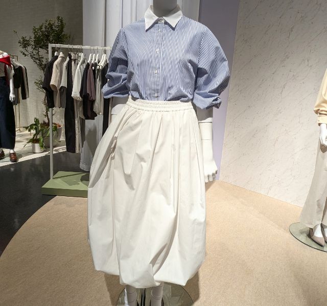 クレリックシャツとバブルヘムミディスカートのコーデ