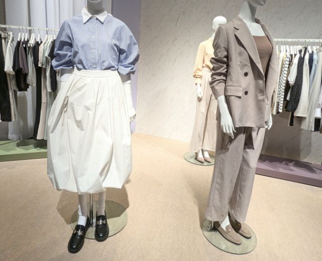 GUの最新オフィスコーデを着たマネキンたち