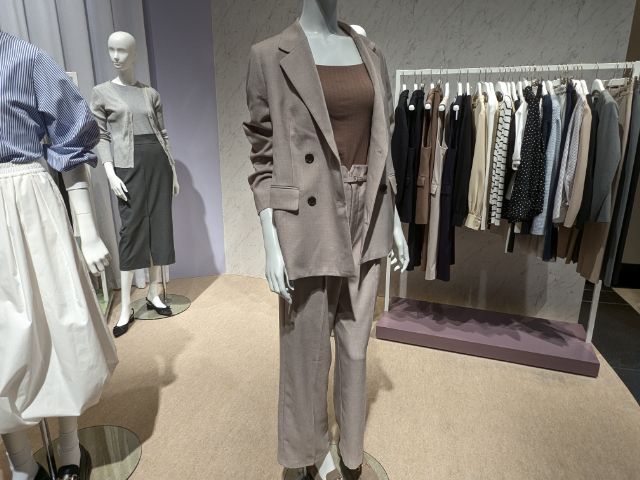 ダブルブレストジャケットとベルテッドストレートパンツのコーデ