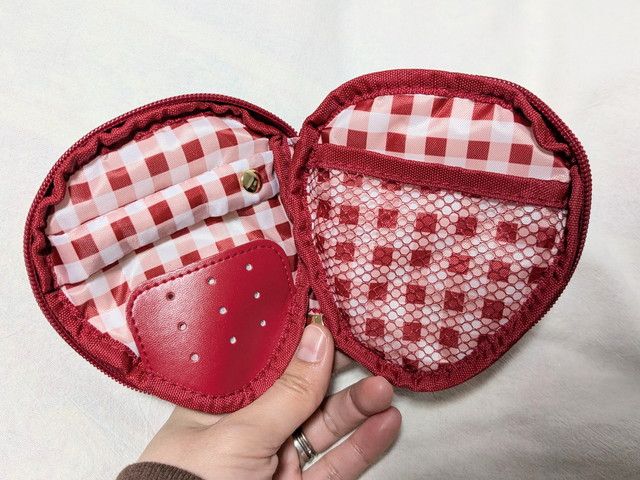 メゾンドフルールいちごアクセサリーケース中