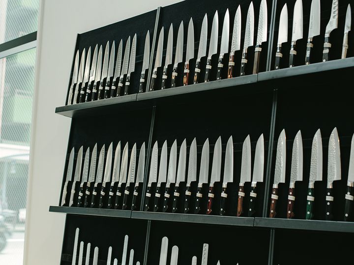 インテリアとしても映える！ 便利でスマートなキッチンアイテムの収納【“見せるプロ”たちの収納術】