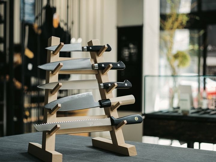 インテリアとしても映える！ 便利でスマートなキッチンアイテムの収納【“見せるプロ”たちの収納術】