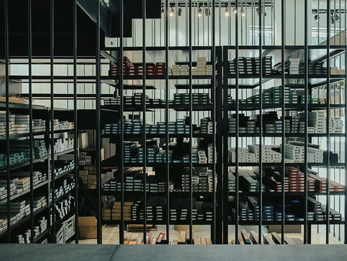 インテリアとしても映える！ 便利でスマートなキッチンアイテムの収納【“見せるプロ”たちの収納術】