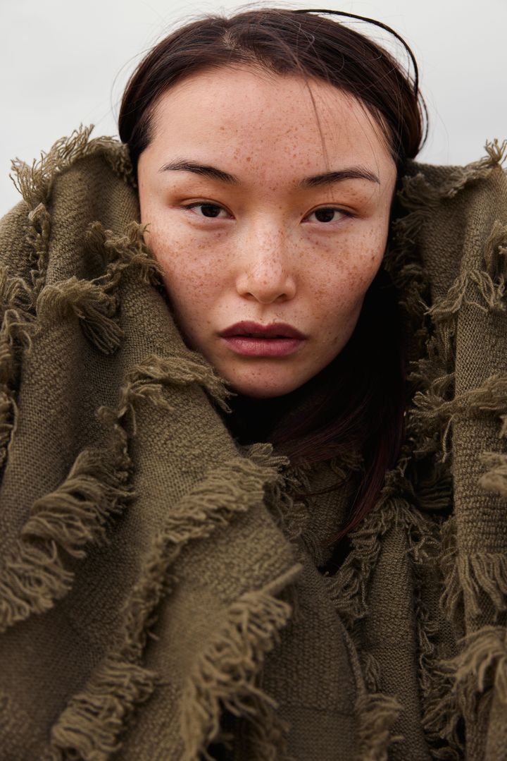 ロンドンを拠点とするオユーナは、持続可能な方法でカシミアを生産しているモンゴルのコミュニティにスポットライトを当てている。