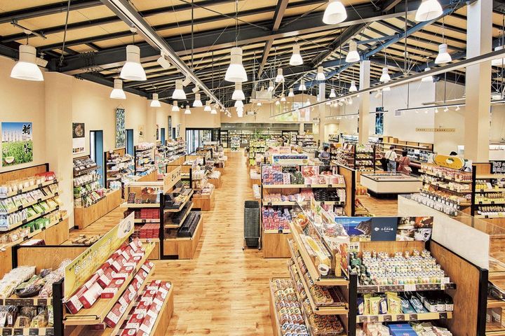 「あさま市場」には2000品目以上の商品が並び、おみやげ選びにぴったり。