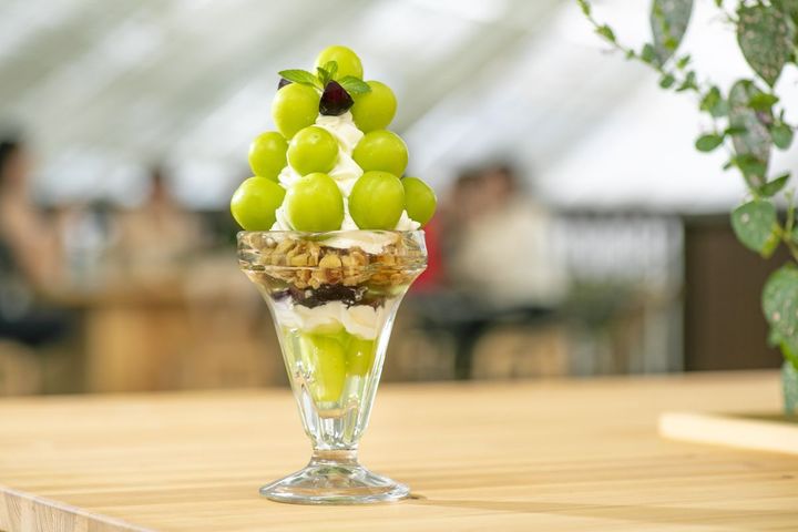 「山梨県産シャインマスカットのパフェ」1620円 ※季節限定